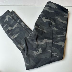 Athleta gray ultimate camo 7/8 tight leggings M
